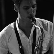 Laureato Sassofono Classico e Jazz/Pop offre lezioni private anche online